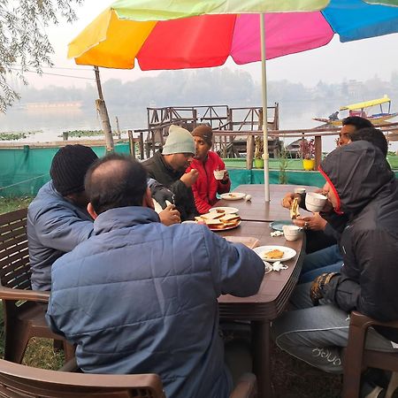 Lakeside Homestay Srinagar מראה חיצוני תמונה