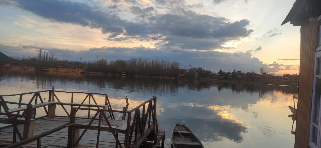 Lakeside Homestay Srinagar מראה חיצוני תמונה