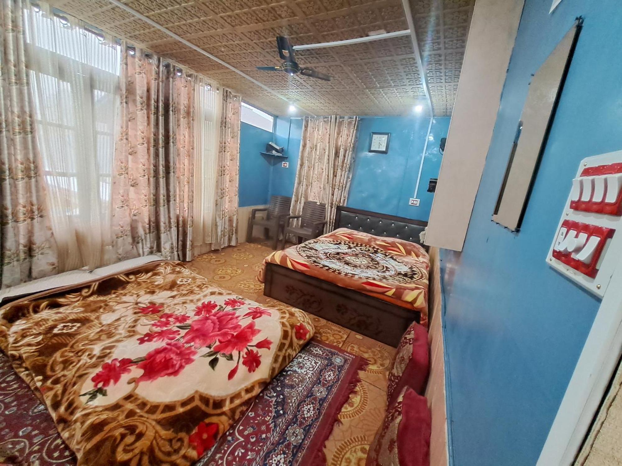 Lakeside Homestay Srinagar מראה חיצוני תמונה