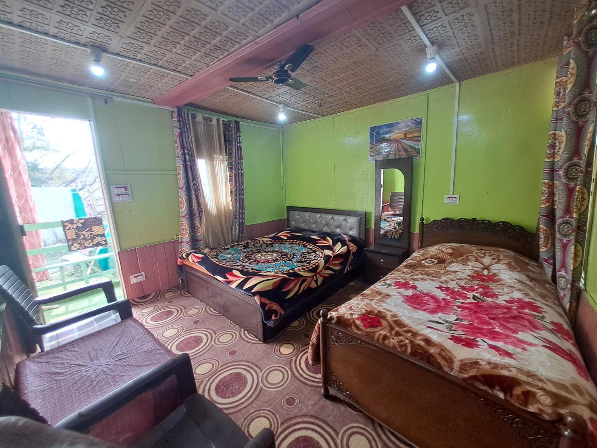 Lakeside Homestay Srinagar מראה חיצוני תמונה
