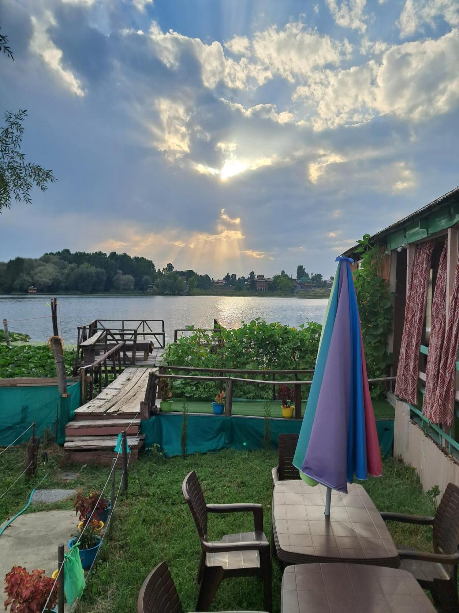 Lakeside Homestay Srinagar מראה חיצוני תמונה